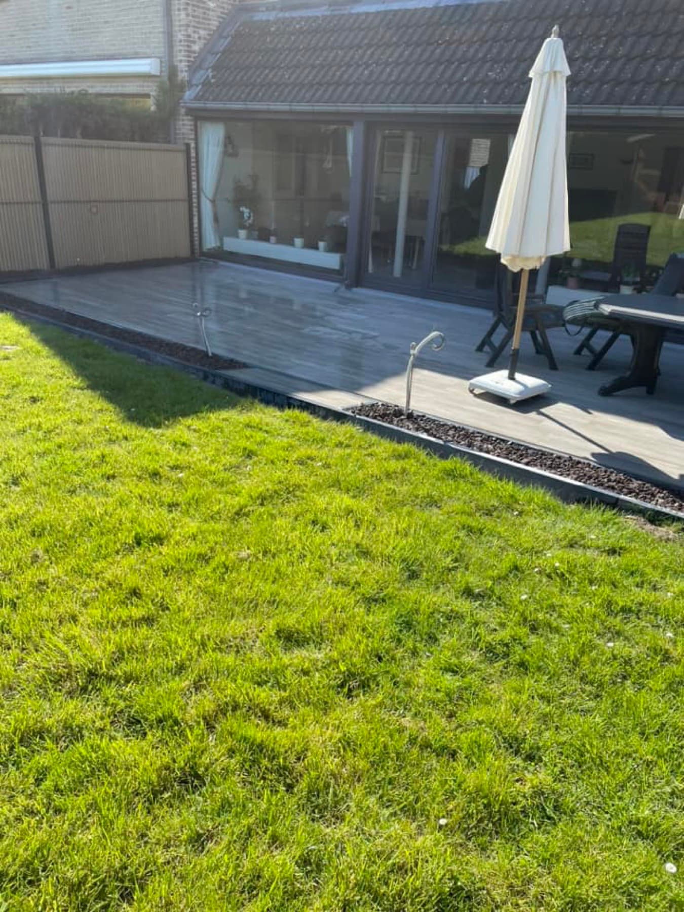 Terrasse et pelouse semée
