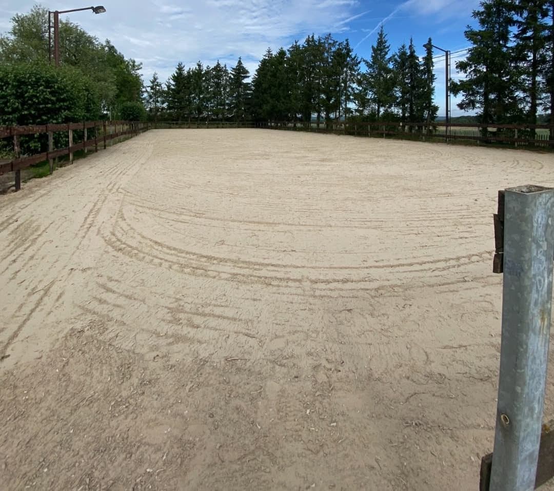 Une piste équestre, du sable remué au sol de travail — après les travaux