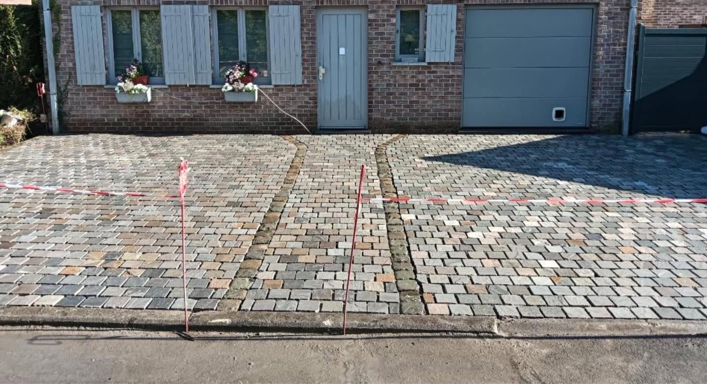 Un devant de maison rendu en pavés de récupération — après les travaux