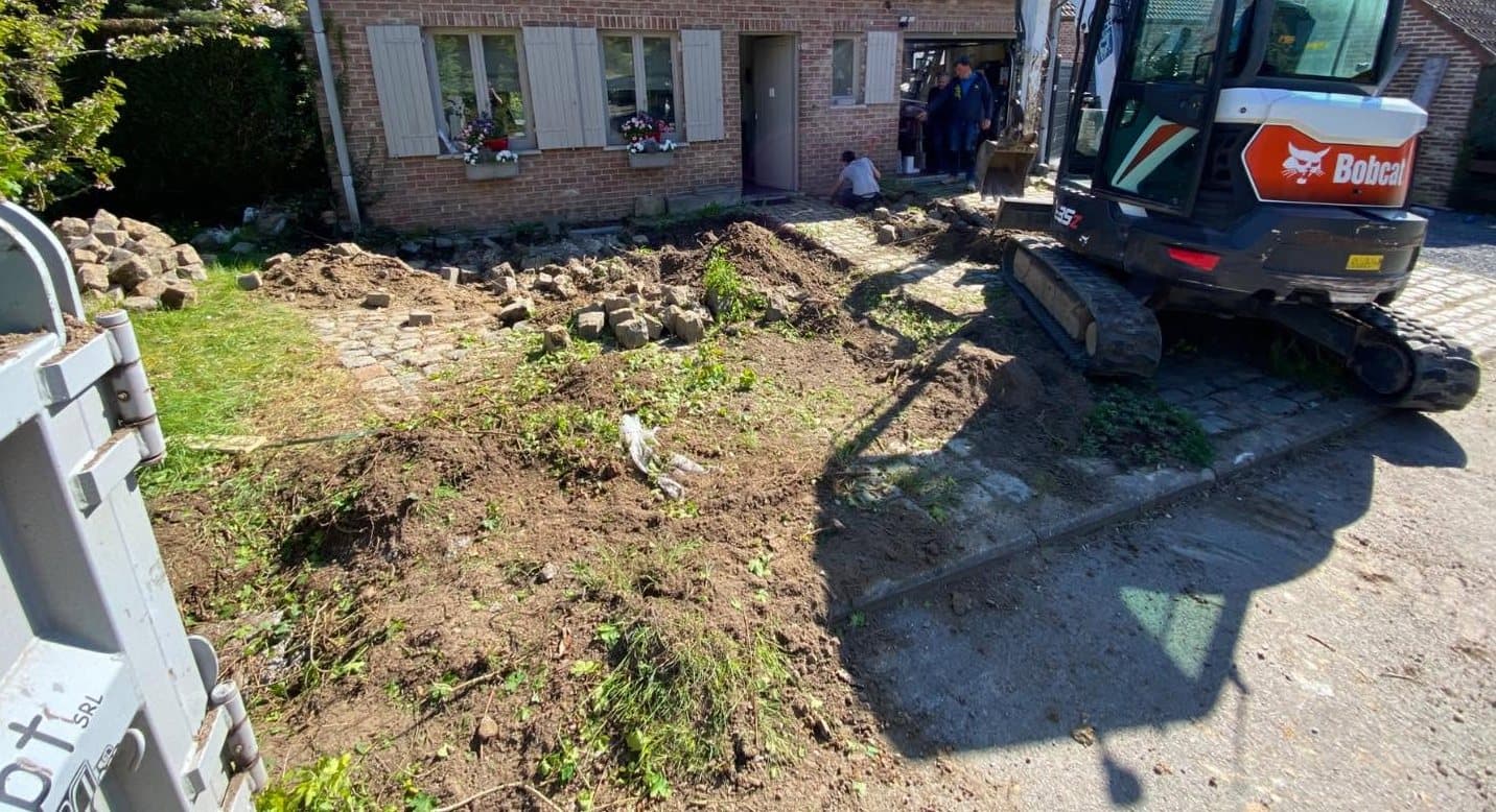 Un devant de maison rendu en pavés de récupération — avant les travaux