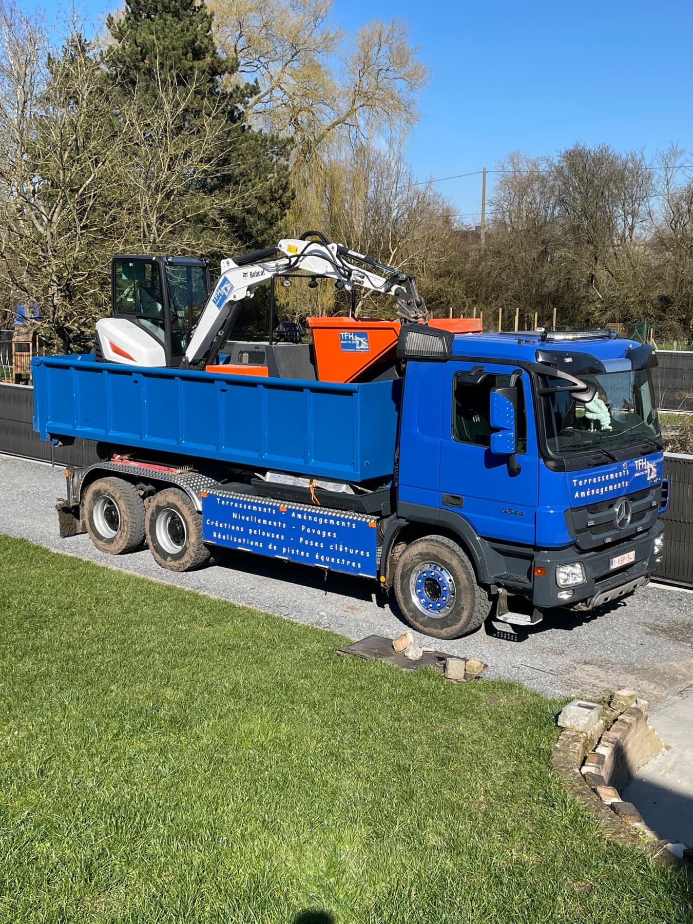 Notre camion et notre mini-pelle, prêts à partir en chantier